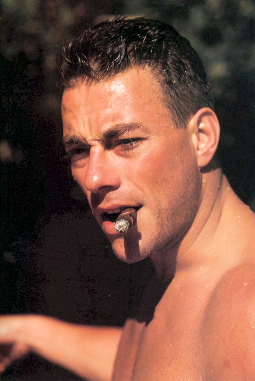 Jean-Claude Van Damme dando lecciones de baile