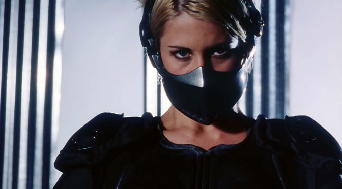 Policía de acero (1995), ella es demoledora
